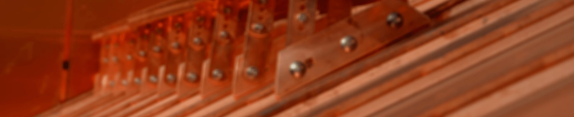 Zamontowana aluminiowa bariera przeciwśniegowa na dachu krytym blachą na rąbek. Mocowana na zaciskach rąbka zapewnie najwyższą ochronę przeciwśniegową.