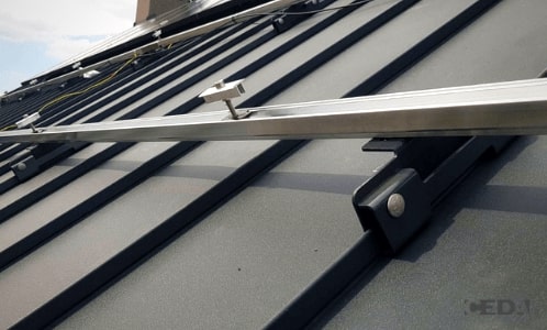 Wsporniki do paneli fotowoltaicznych i paneli solarnych, które montuje się na dachu na rąbek. Umożliwiają łatwy i szybki montaż paneli solanych i fotowoltaicznych na dachu.